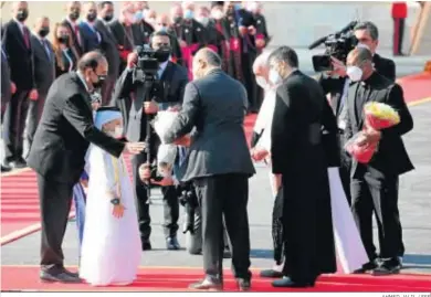  ?? AHMED JALIL / EFE ?? El presidente iraquí, Barham Saleh (centro), da la bienvenida al papa Francisco en la ceremonia oficial en Bagdad.