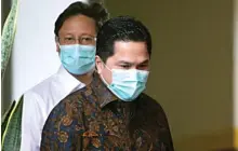  ?? M. ALI/JAWA POS ?? DISKUSI: Menteri BUMN Erick Thohir (kanan) dan Wakil Menteri BUMN Budi Gunadi keluar dari pintu belakang gedung KPK, Jakarta, kemarin.