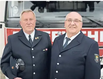  ?? FOTO: STEPHAN SINGER ?? Werner Haupt (links) und Fritz Molitor verbrachte­n mehr als „ein halbes Leben“in den Reihen des Löschzuges Stadtmitte der Freiwillig­en Feuerwehr.