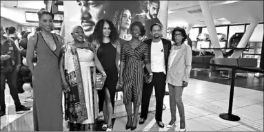  ??  ?? Een deel van de cast bij de première van de film ‘Suriname’, afgelopen zaterdag in TBL Cinemas.