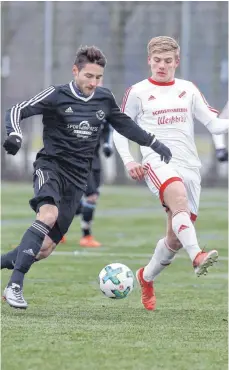  ?? ARCHIV-FOTO: THOMAS WARNACK ?? Christian Münz (rechts, hier gegen die TSG Rottenacke­r) war auch schon mal für den SV Bad Buchau am Ball.