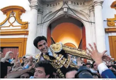  ?? JOSÉ ÁNGEL GARCÍA ?? Pablo Aguado, rotundo triunfador de la pasada Feria de Abril, tras salir por la Puerta del Príncipe.