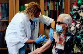  ??  ?? ESPAñA. Araceli, una anciana de 96 años, fue la primera en vacunarse contra el Covid-19 en ese país. En Italia, se arrancó con seis personas. EFE