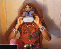  ??  ?? Une villageois­e procède au scan de ses iris, l’une des données biométriqu­es enregistré­es dans le fichier Aadhaar, à Merta, Rajasthan, en 2013.