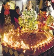  ?? BACHCHAN KUMAR ?? 5. Residents light diyas at Govardhann­athji Haveli, Vashi.
5