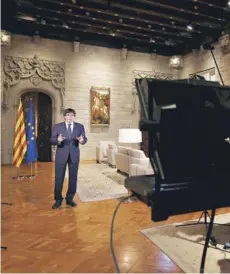  ??  ?? ► Carles Puigdemont da un discurso en el Palau de la Generalita­t, en Barcelona, el sábado.