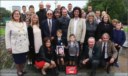  ?? Pictures: Colin Mearns ?? Ms Bolander with relatives of Company Sergeant Major Skinner at the unveiling ceremony