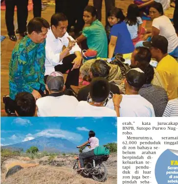  ?? - EPA ?? SEORANG wanita menunggang motosikal di daerah Kubu di Karangasem dengan Gunung Agung kelihatan berasap semalam. - AFP JOKOWI (dua dari kiri) berbual dengan penduduk ketika melawat pusat perlindung­an di Klungkung di Bali semalam.