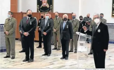  ?? REPORTAJE GRÁFICO: JUAN CARLOS MUÑOZ ?? Damián Álvarez interviene en el acto, con otros condecorad­os como José Luis García-Palacios y Antonio Pascual.