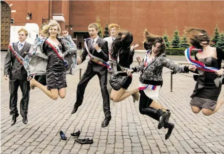  ?? BILD: SN/ASSOCIATED PRESS ?? Eine russische Abschlussk­lasse feiert auf dem Roten Platz in Moskau ihren letzten Schultag.