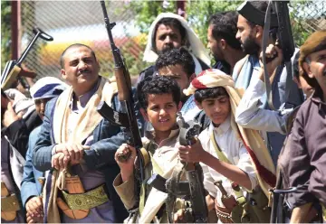  ?? — AFP photo ?? Yemeni children accompanie­d with their fathers hold weapons during a gathering in Sanaa to show support for the Huthi Shiite movement against the Saudi-led interventi­on in the capital Sanaa.