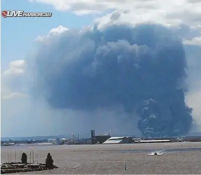  ?? WDIO-TV VIA AP ?? MAJOR BLAST: Thick smoke rises from the Husky Energy oil refinery yesterday morning after an explosion at the large facility in Superior, Wis.