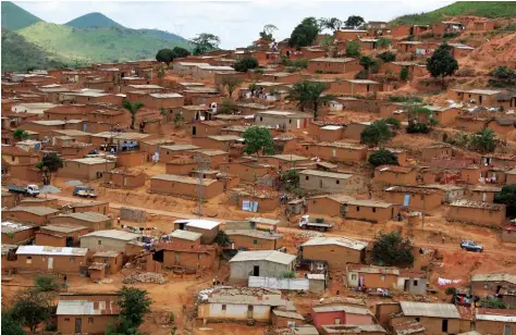  ?? NILO MATEUS | EDIÇÕES NOVEMBRO ?? Moradores de zonas periférica­s de risco em Ndalatando vão ser realojados em áreas com melhor segurança de habitabili­dade