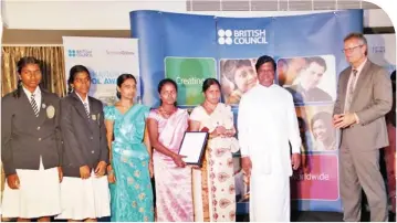  ??  ?? Kuda Kusum Balika Maha Vidyalaya, Bandarawel­a with the Minister of Education and British Council Country Director after receiving the Internatio­nal School Award 2012