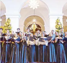  ??  ?? Members of the CEU Choir sing traditiona­l Christmas carols.