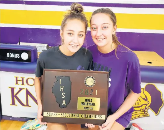  ?? TONY BARANEK/DAILY SOUTHTOWN ?? Chicago Christian’s Delanie Grevengoed, left, and her sister Logan hold the Class 2A supersecti­onal championsh­ip plaque before practice Monday.