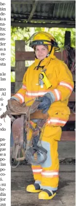  ?? JORGE RENDÓN. ?? La valiente es bombera voluntaria en Palmar Norte.