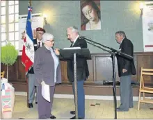  ??  ?? Soeur Nicole Magot a été décorée de l’insigne de Chevalier dans l’ordre de la Légion d’honneur par Pierre Gauthier