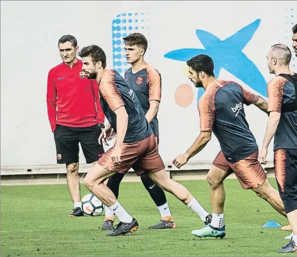  ??  ?? Ernesto Valverde, atento al desarrollo de un ejercicio durante el entrenamie­nto de ayer en la ciudad deportiva de Sant Joan Despí