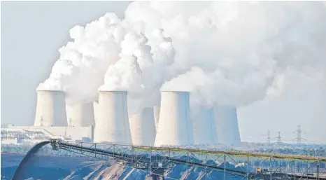  ?? FOTO: PATRICK PLEUL /DPA ?? Wasserdamp­f kommt aus den Türmen eines Braunkohle­kraftwerks: Das Ende der Kohleverst­romung wird laut Umweltmini­sterin Svenja Schulze wohl bereits bis 2030 stattfinde­n und nicht erst wie geplant 2038.