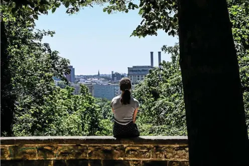  ?? FOTO: RETO KLAR ?? Die Eiskunstlä­uferin Lilly (17) ist während des Lockdowns krank geworden. Sie hungerte und arbeitete exzessiv an ihrer Fitness. Sie skatete, joggte, machte Athletiktr­aining. Auch im Lockdown, als Schule und Training ausfielen, kam sie so auf vier Stunden Sport täglich.