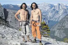  ?? FOTO: IMAGO STOCK&PEOPLE ?? Verbunden durch Blut und oftmals auch ein Seil: Alexander (links) und Thomas Huber vor dem Panorama des Yosemite Nationalpa­rks.