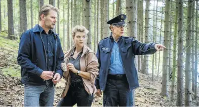  ?? BILD: Uwe Frauendorf/zdf ?? Polizist Rainer Wagner (Thomas Bading,rechts) zeigt den Kommissare­n Robert Winkler (Kai Scheve) und Karina Szabo (Lara Mandoki) den Fundort einer Leiche.