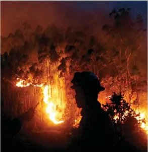  ??  ?? Os bombeiros queixaram-se das falhas nas comunicaçõ­es e da falta de meios