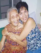 ??  ?? Adele Joaquin with her late mother Encarnacio­n.