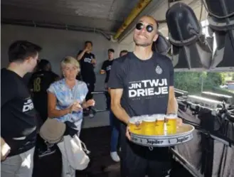  ?? FOTO PHOTO NEWS ?? Bas Dost voert het bier aan. Het feestje in een danscafé in Varsenare, met Hans Vanaken achter de tapkraan, duurde tot 4 uur ‘s ochtends. Maandag werden de spelers om 14 uur in het Belfius Basecamp verwacht. Ze zijn nu vrij tot en met donderdag, het officiële titelfeest gaat volgende maandag door in de binnenstad.