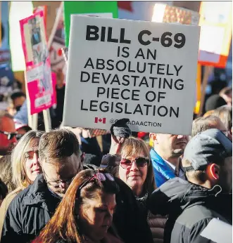  ?? THE CANADIAN PRESS/JEFF MCINTOSH ?? Protesters greeted Prime Minister Justin Trudeau in Calgary last Thursday, voicing their concerns about the lack of measures to protect the oil and gas industry.