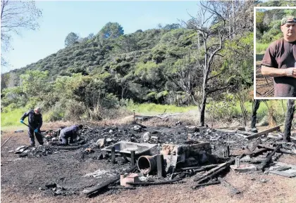  ?? Photos / Peter de Graaf ?? Fire investigat­ors Jason Goffin and Gary Beer search the ashes of the Taemaro Bay home for clues.