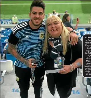  ??  ?? CLAN. El hijo de Tapia y su madre, Paola Moyano, hija de Hugo, siguiendo a la Selección. “Chiqui” abrazado a Messi y en sobremesa familiar. Tiene deudas, pero viaja igual, y en primera.