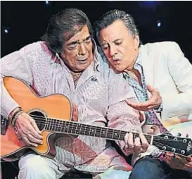  ?? (GENTILEZA CLARÍN) ?? Ídolos populares. Cacho junto a Palito Ortega.