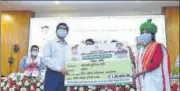  ?? HT ?? CM Soren hands over a cheque to a Kisan Credit Card scheme beneficiar­y on Indigenous People’s Day in Ranchi on Monday.