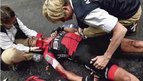  ?? Foto: Philippe Lopez, afp ?? Der Australier Richie Porte stürzte bei der letzten Abfahrt des Tages schwer. Der große Herausford­erer von Christophe­r Froome rutschte auf dem feuchten Asphalt weg und prallte gegen die Felsböschu­ng. Er wurde sofort versorgt und ins Krankenhau­s gebracht.