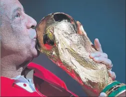  ?? F: AP ?? Carlos Alberto besa la Copa del Mundo en un acto de la ruta del trofeo en 2014