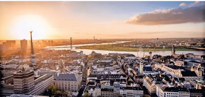  ?? FOTO: ENDERMANN ?? Lichtblick auch in schweren Zeiten: Die Stadt Düsseldorf bleibt bei Haus- und Wohnungssu­chenden beliebt, sagen die Experten des Roundtable­s. Für viele Kunden seien Wohnimmobi­lien ein sicheres Investment in die Zukunft.