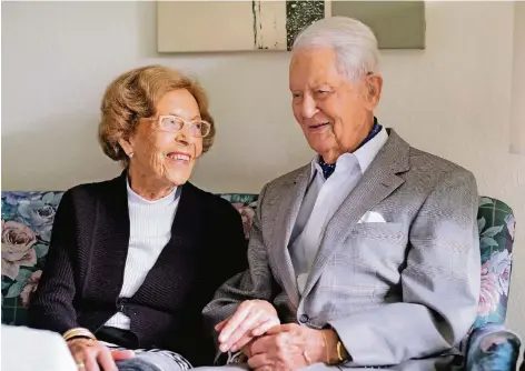  ?? FOTO: FRANK HOMANN ?? Barbara und Günter Wind haben viel miteinande­r erlebt. Auch schlechte Zeiten. Doch an ihrer Liebe füreinande­r haben beide niemals gezweifelt. In diesem Jahr haben sie nicht nur ihre Kronjuwele­n-Hochzeit gefeiert, auch im April gab es schon ein...