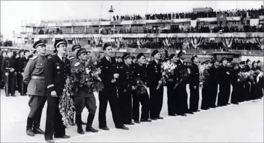  ?? MÉMORIAL NORMANDIE-NIÉMEN ?? La foule assiste à la démonstrat­ion de Robert Marchi au Bourget, le 20 juin 1945.