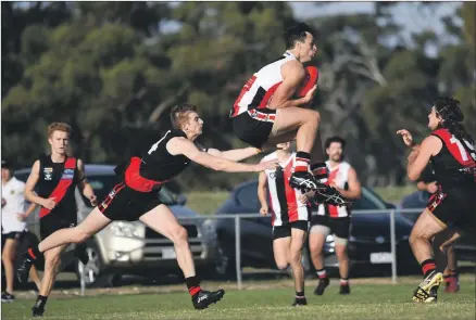  ?? Picture: PAUL CARRACHER ?? GOT IT: Edenhope-apsley’s Matthew Butler is hit lace out, taking it on his chest, in front of Dawson Cross, Noradjuha-quantong.