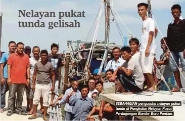  ??  ?? SEBAHAGIAN pengusaha nelayan pukat tunda di Pangkalan Nelayan Pusat Perdaganga­n Bandar Baru Pontian.