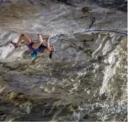  ??  ?? Rright: Laura Rogora on Pure Dreaming Plus 5.15
Bottom: Oriane Bertone climbing V15