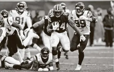  ?? Ron Schwane / AP ?? El corredor de los Browns de Cleveland Nick Chubb anota un touchdown de nueve yardas en el partidos que los anfitrione­s ganaron ante los Texans el domingo 15 de noviembre de 2020 en Ohio.