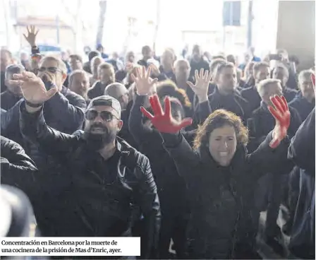  ?? ?? Concentrac­ión en Barcelona por la muerte de una cocinera de la prisión de Mas d’Enric, ayer.