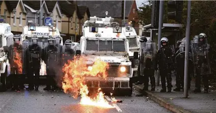  ?? Charles McQuillan / Getty Images ?? Nationalis­ts attack police Thursday on Springfiel­d Road in Belfast, Northern Ireland, where trouble has flared for a second night.