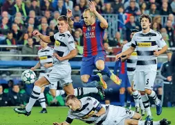  ??  ?? Con il Barça I giocatori del Borussia mentre tentano di fermare il capitano del Barcellona Andres Iniesta durante la recente sfida di Champions League (vinta 4-0 dagli spagnoli)