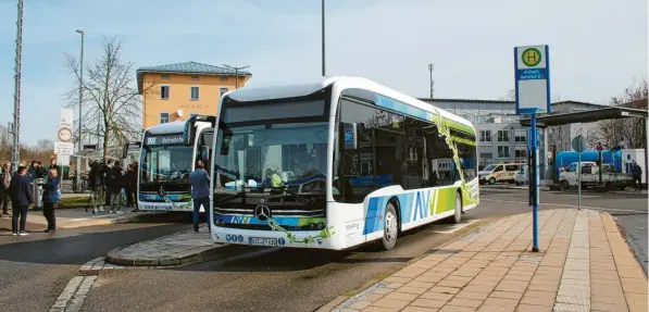  ?? Foto: Claudia Bammer ?? Am Aichacher Bahnhof wurden die neuen E-Busse der Firma Egenberger vorgestell­t, die im Augsburger Verkehrsve­rbund (AVV) fahren.