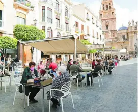  ?? EFE ?? Varias personas en una terraza en la Plaza de Belluga de Murcia