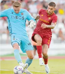  ?? GETTY IMAGES ?? Lorenzo Pellegrini, 26 anni, in un duello con Bulka